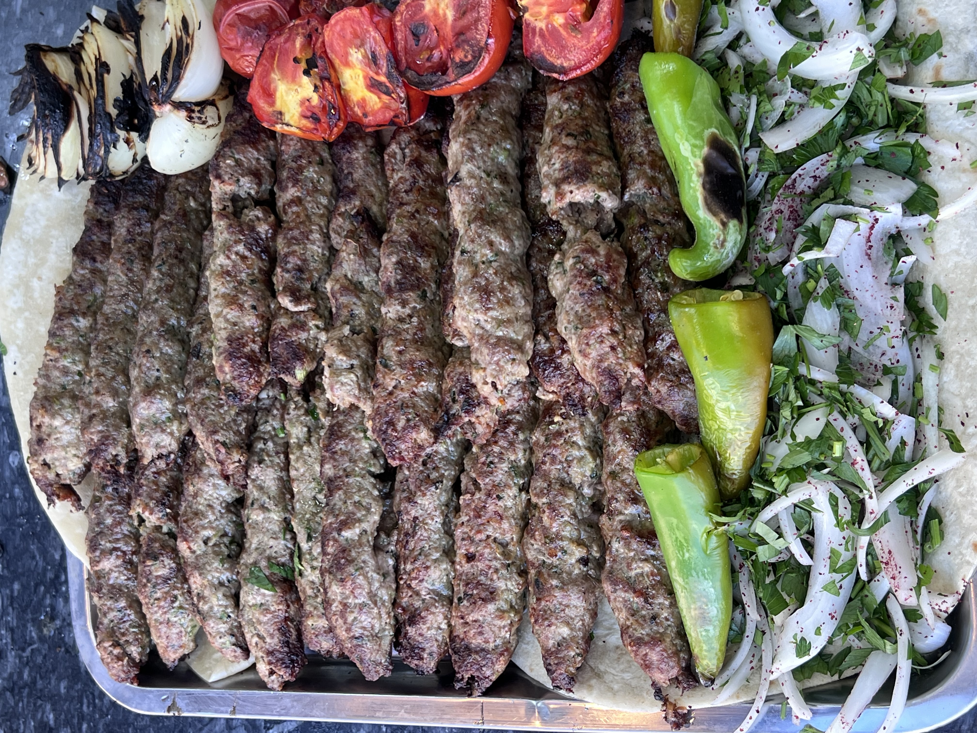 كباب عجل مع قص خاروف على اللحم